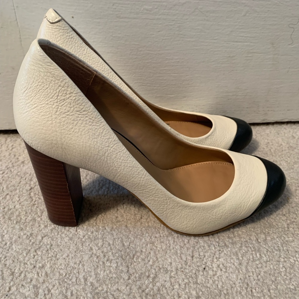 Banana Republic black and white pumps